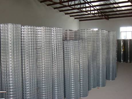 Galvanized cage wire mesh rolls.